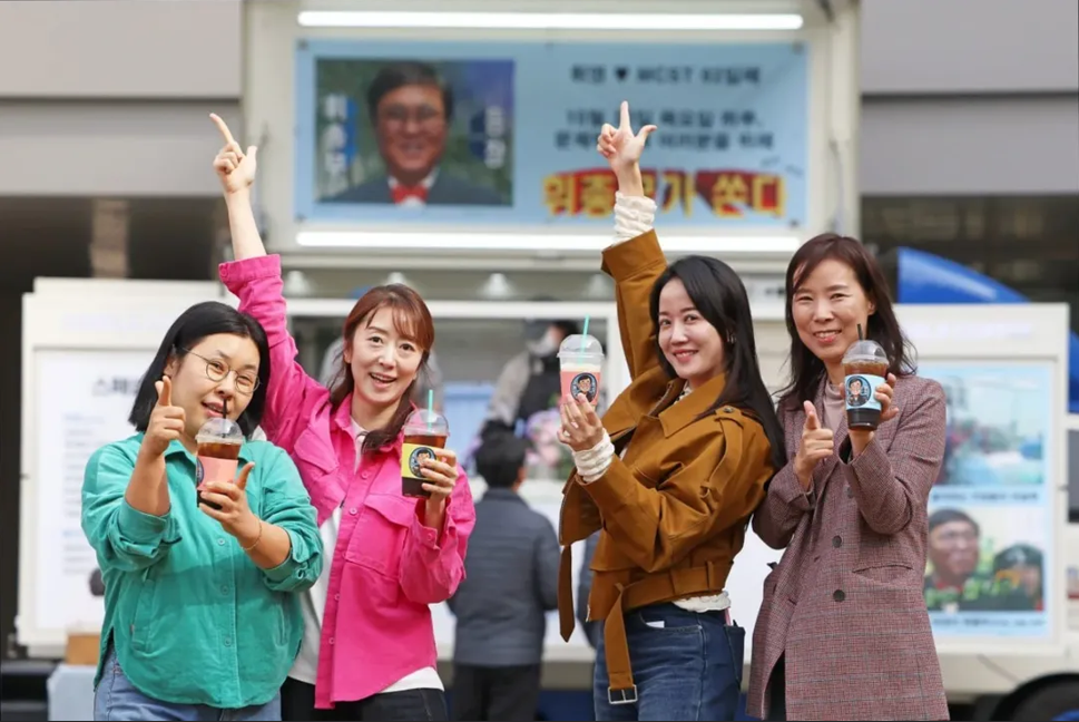 "문체부 커'휘'프린스 1호점 오픈", 직원 커피차 이벤트 관련사진3