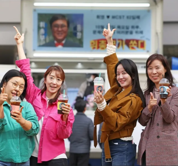 "문체부 커'휘'프린스 1호점 오픈", 직원 커피차 이벤트 관련사진3 보기