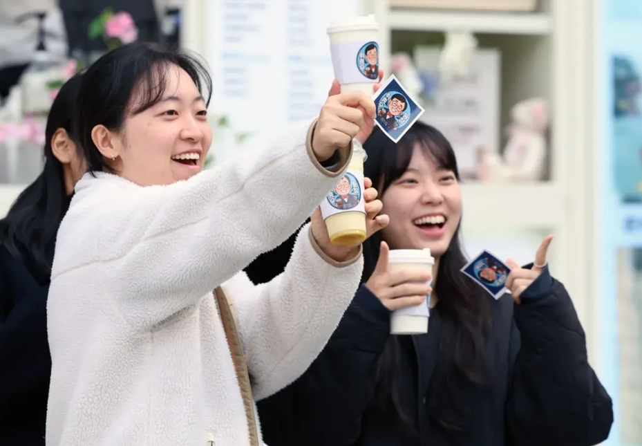"문체부 커'휘'프린스 1호점 오픈", 직원 커피차 이벤트 관련사진4