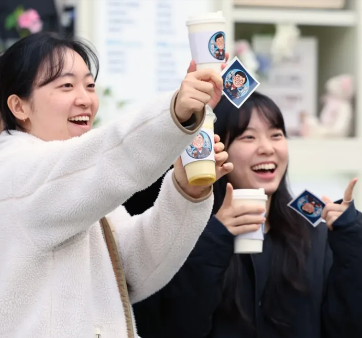 "문체부 커'휘'프린스 1호점 오픈", 직원 커피차 이벤트 관련사진4 보기