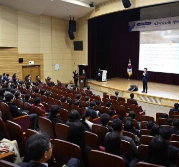 “산업통상부 : 모두의 목소리로 열어가는 새로운 시작!” 관련사진3 보기